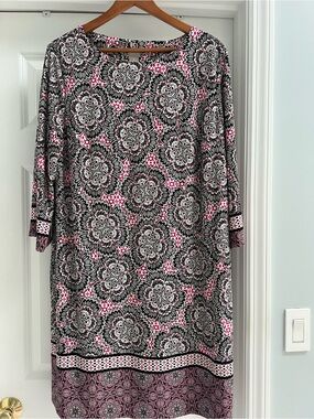 Chico’s Floral Print Shift Dress in Black & Pink